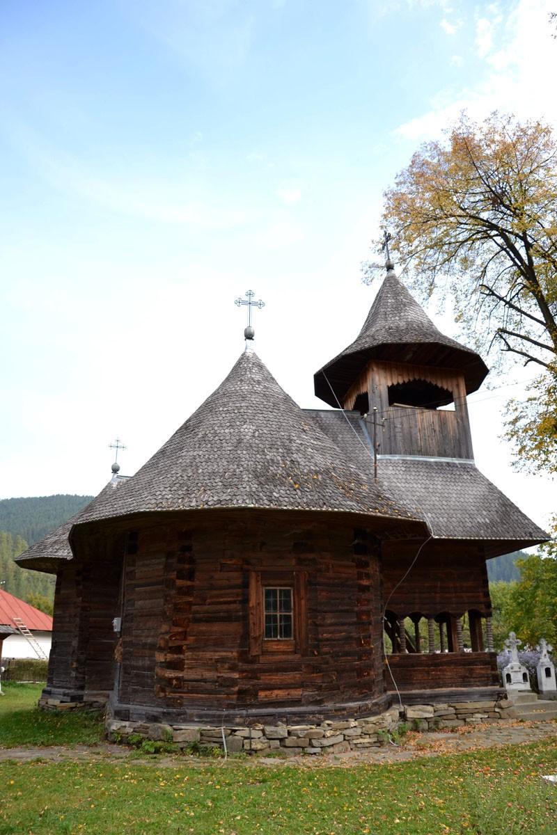 Biserica - vedere exterioară